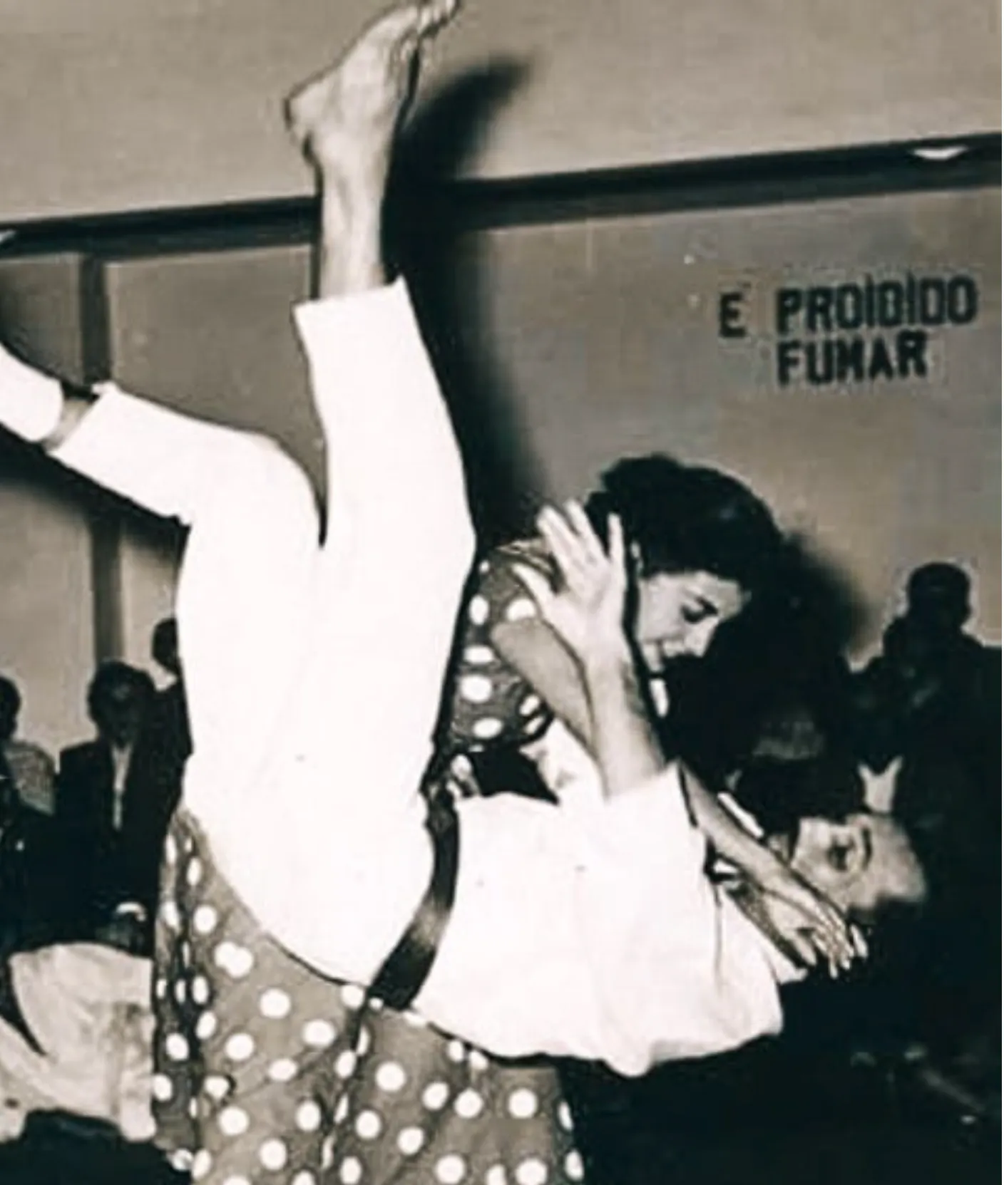 A woman executing a throw at an Academia Gracie demonstration